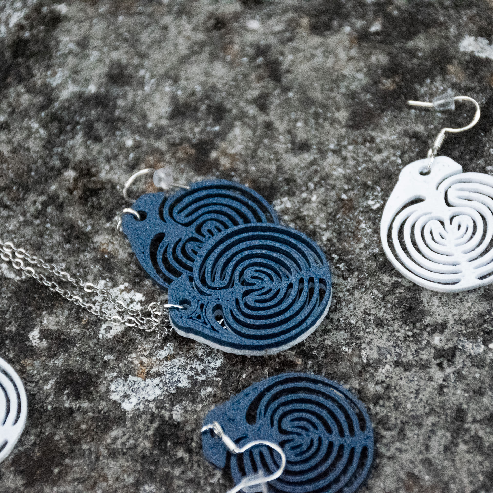 Conxunto Trebia. Cores azul mariño e ouro branco. Conxunto Trebia. Cores azul mariño e ouro branco.