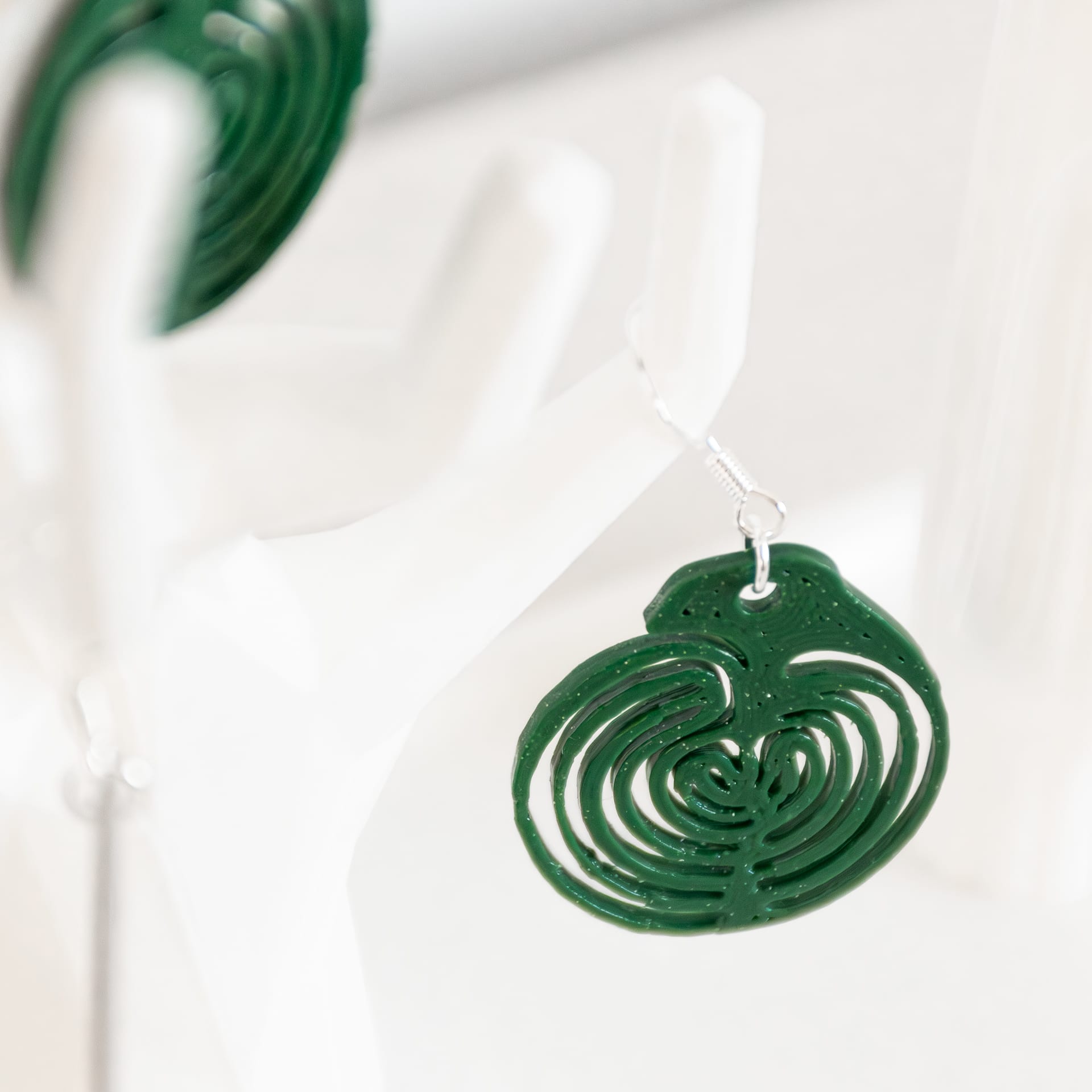 Pendentes Trebia. Cor verde escuro. Pendentes Trebia. Cor verde escuro.