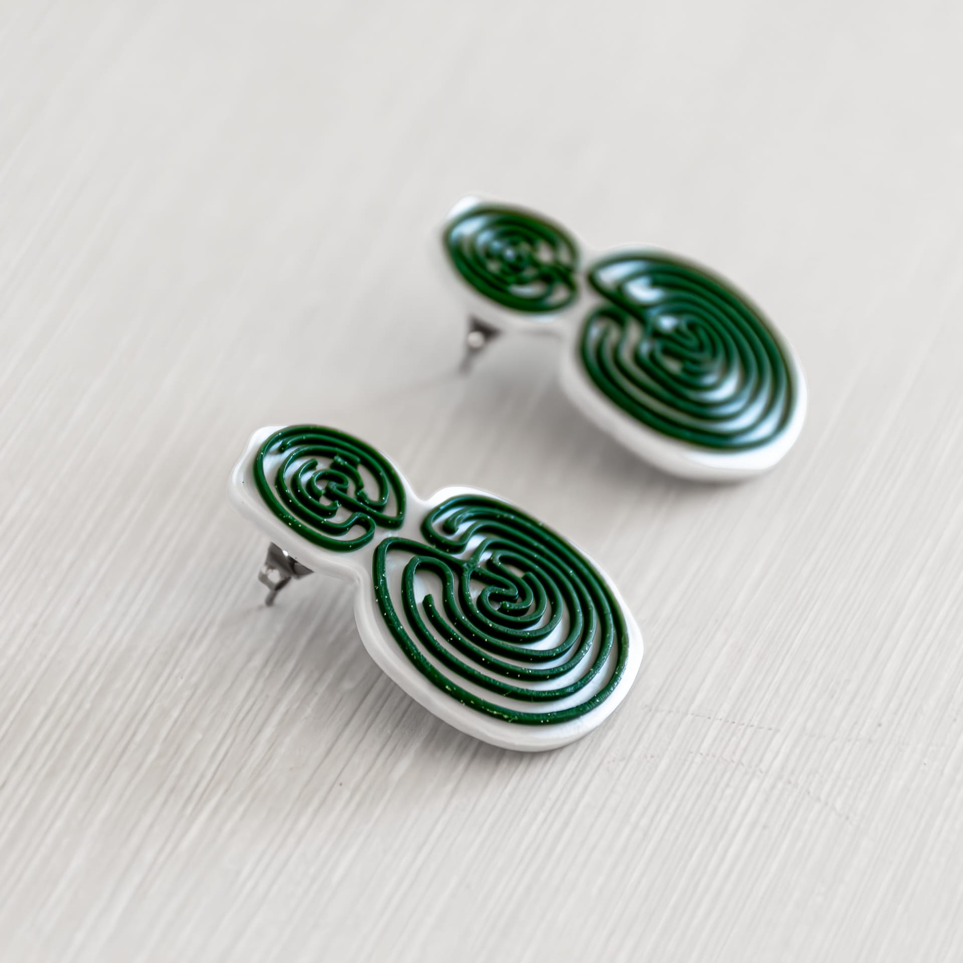 Pedralúa earrings. Dark green and white gold color Pedralúa earrings. Dark green and white gold color