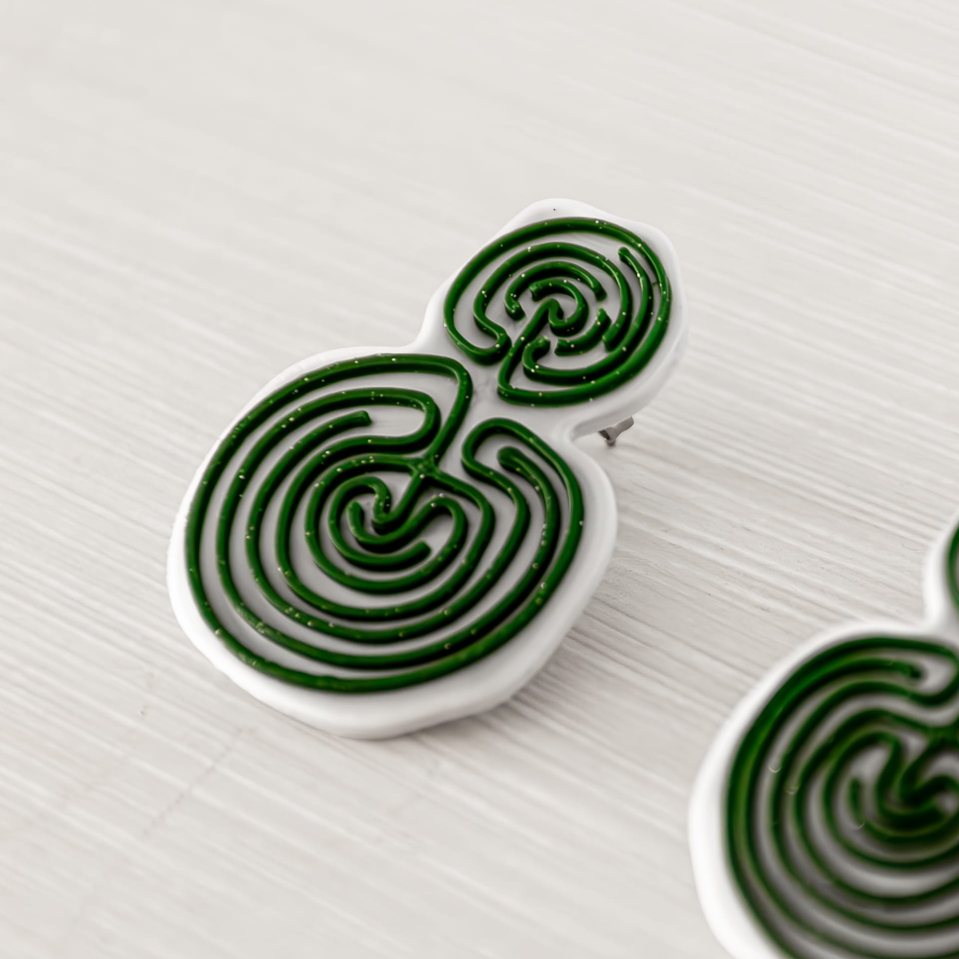 Pedralúa earrings. Dark green and white gold color