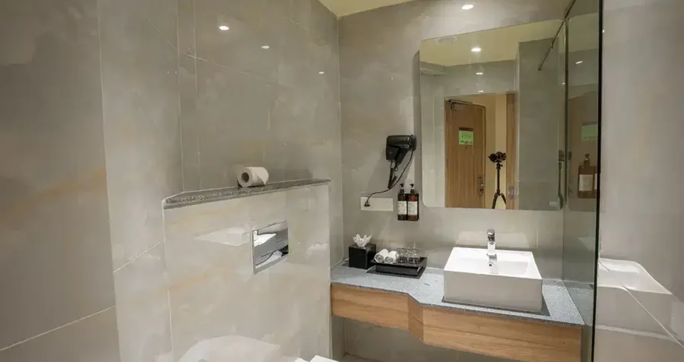 Deluxe Twin with Balcony Partial Sea View
