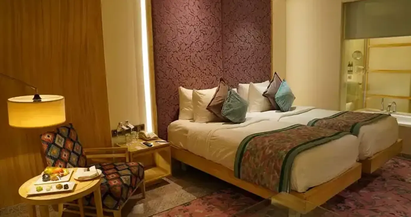 Deluxe Twin Bed with Bathtub