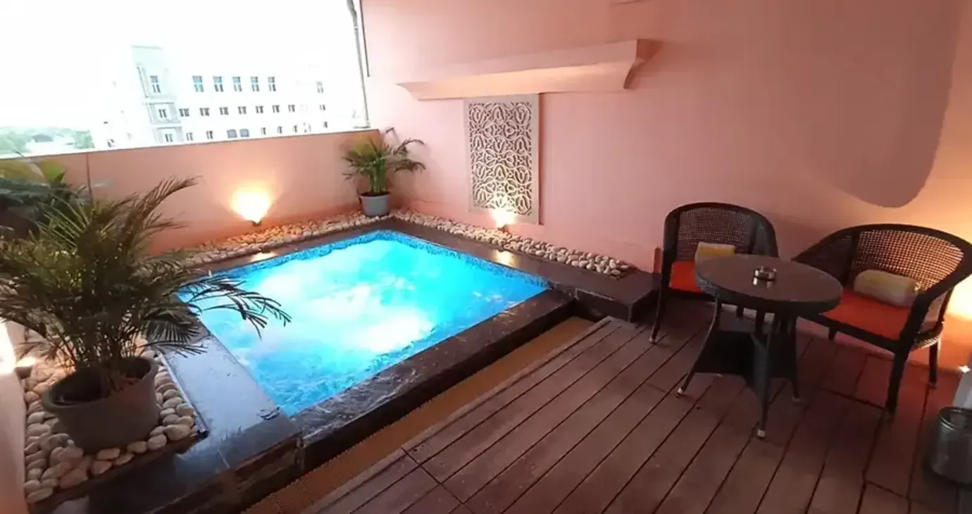 Plunge Pool King Room with Bathtub
