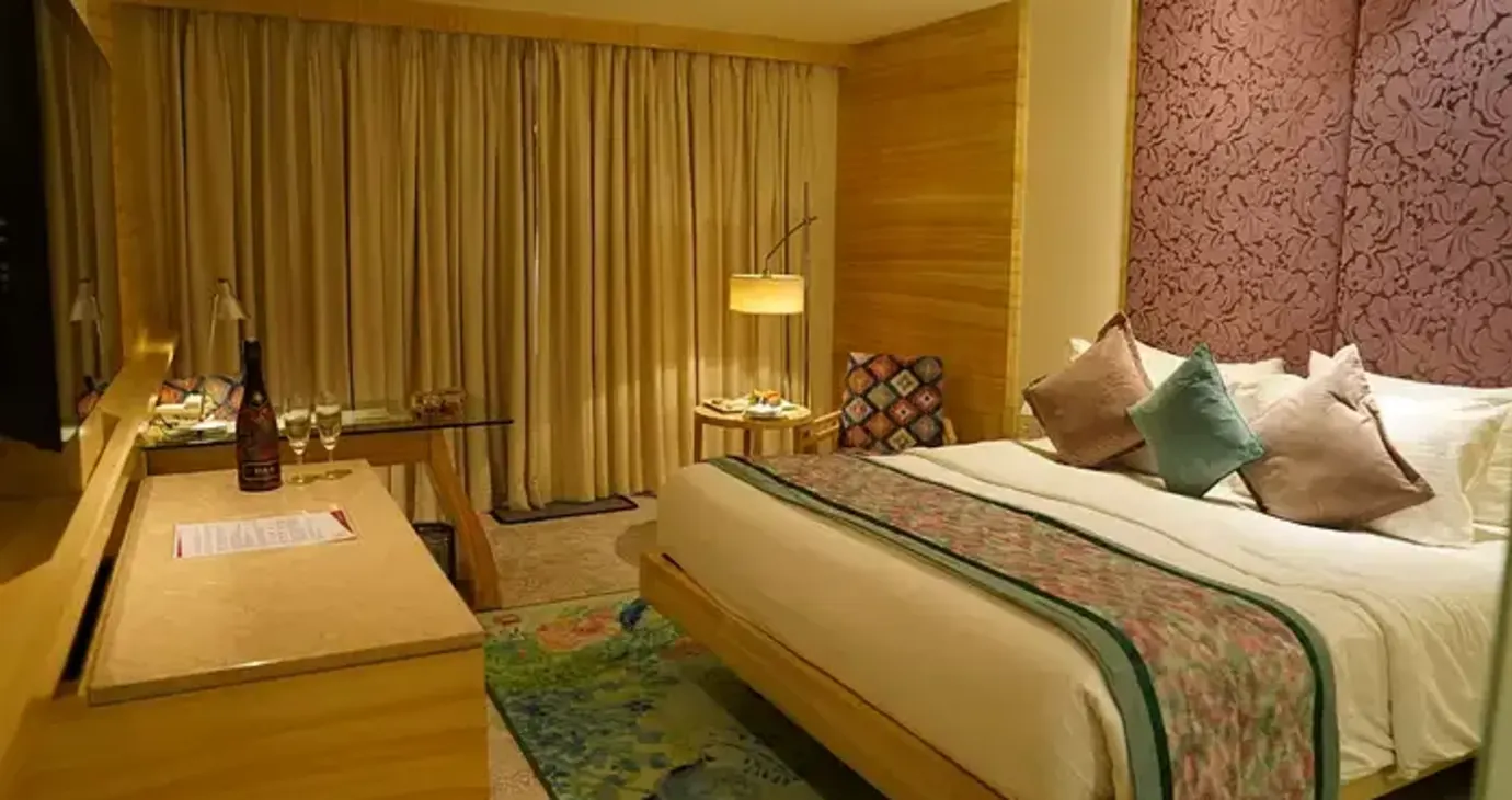 Premium king Front View with Bath Tub