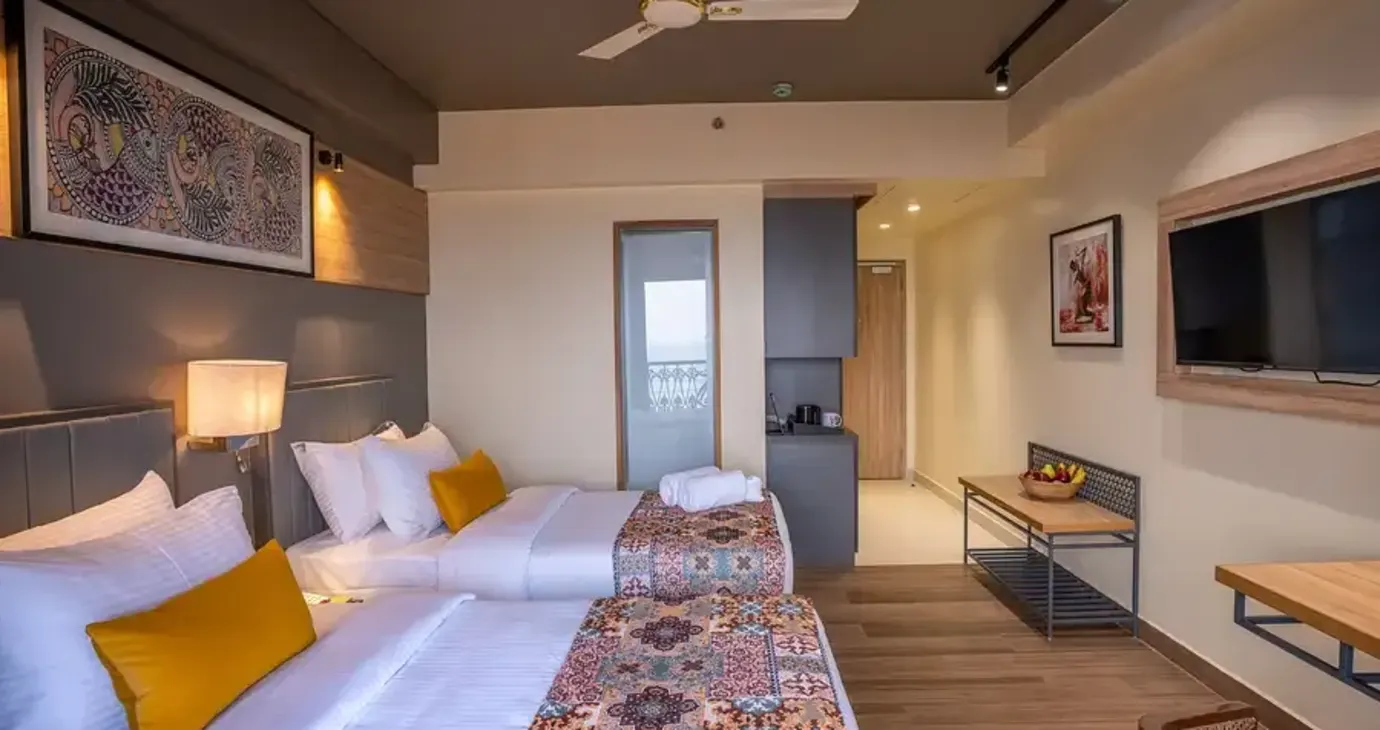 Deluxe Twin with Balcony Partial Sea View