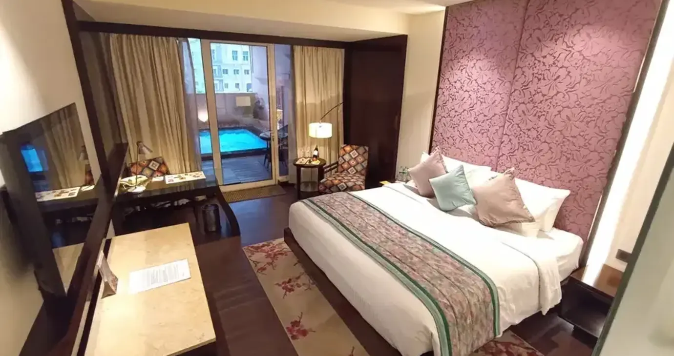 Plunge Pool King Room with Bathtub