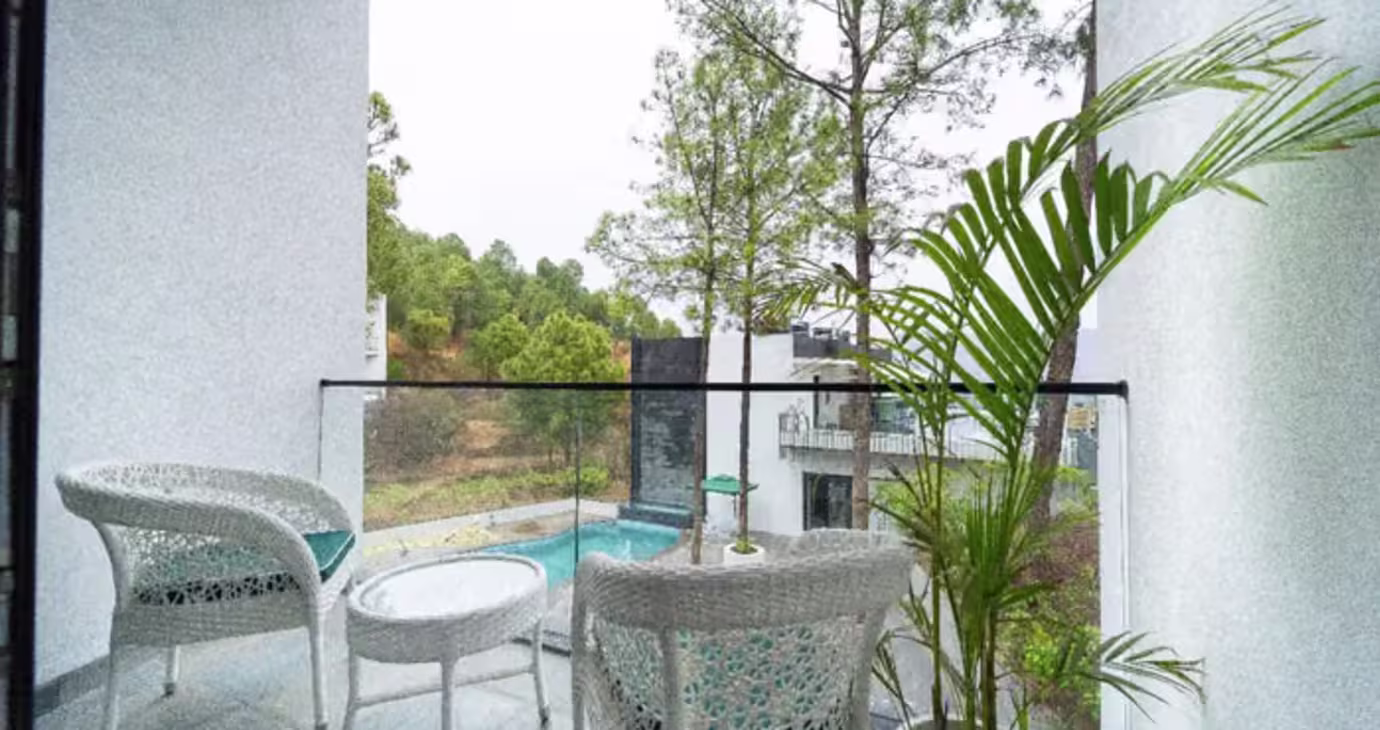 Rosa Room With Balcony