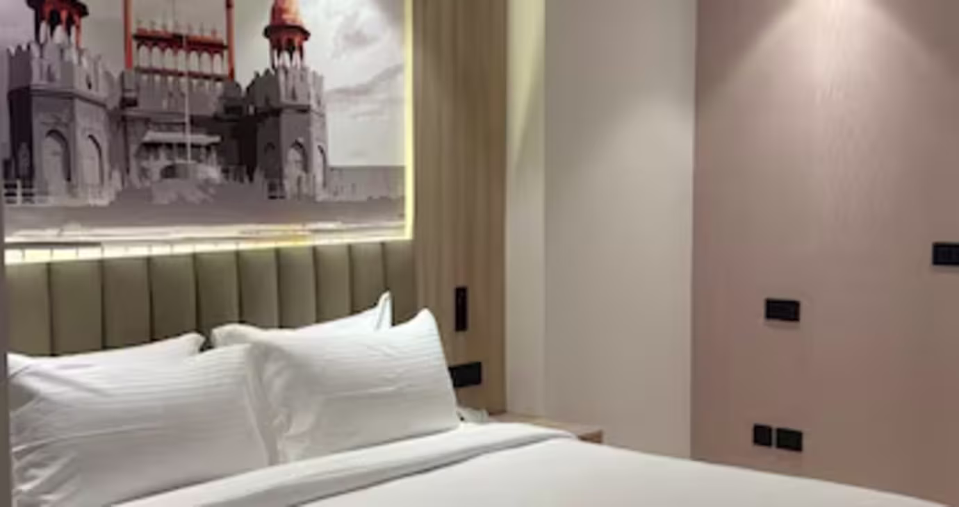 Club King Room with Balcony