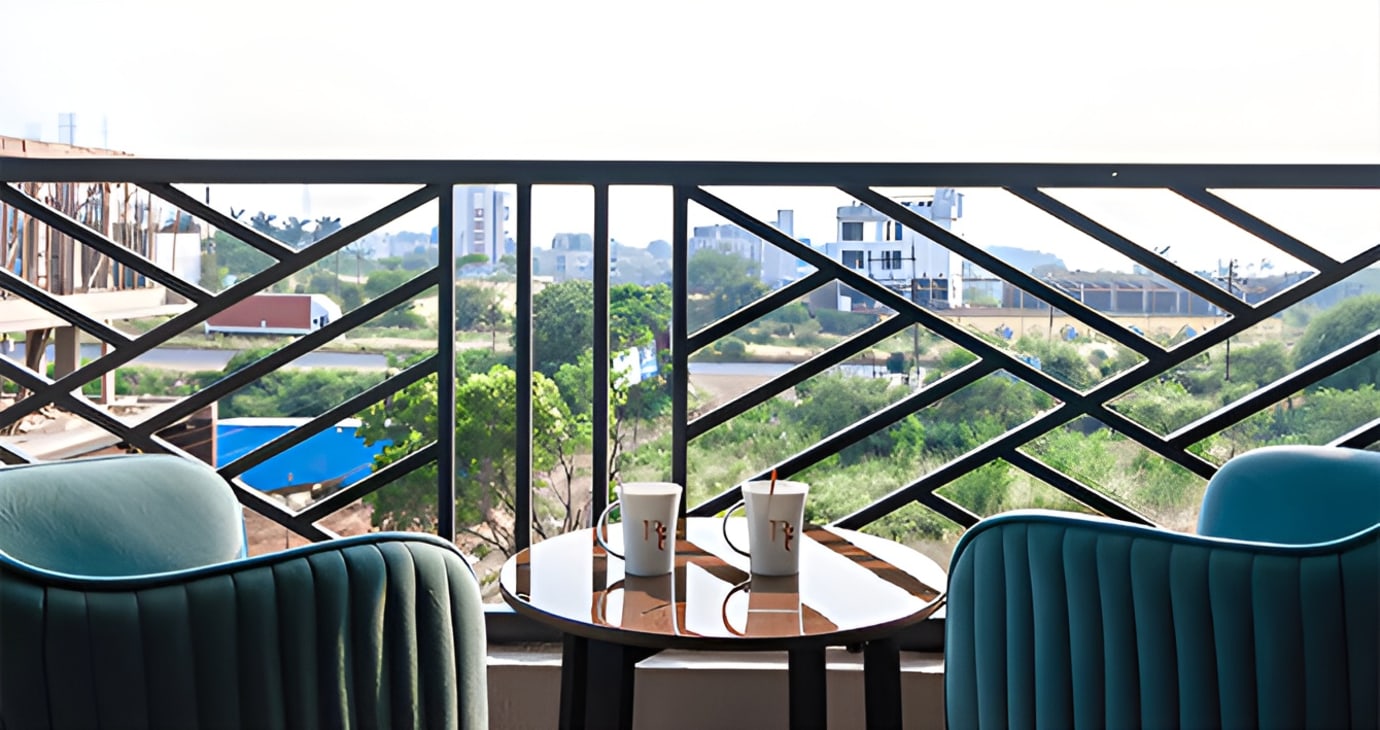 Club Room with Balcony