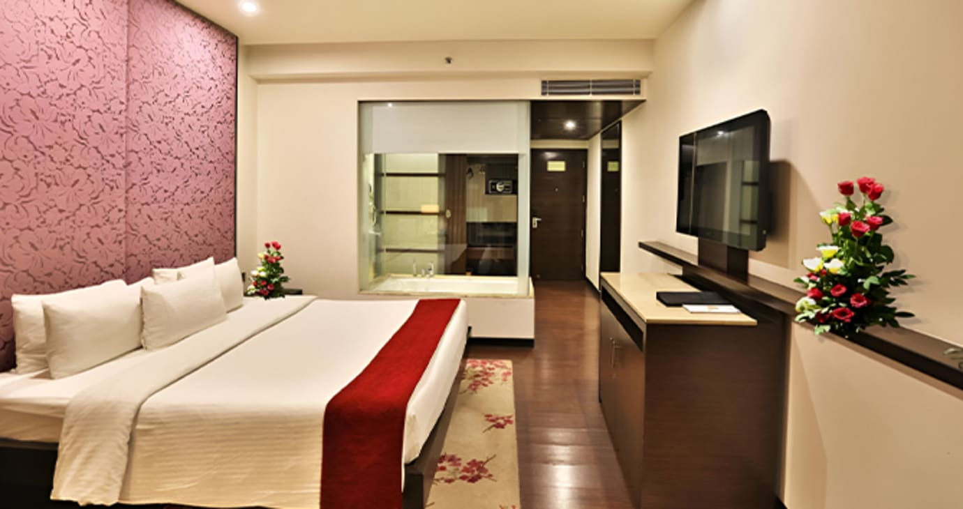 Deluxe King Bed with Bathtub