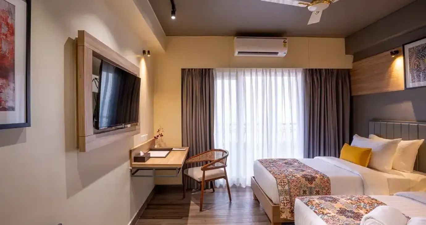 Deluxe Twin with Balcony Partial Sea View
