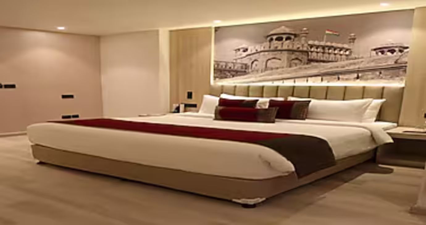 Club King Room with Balcony