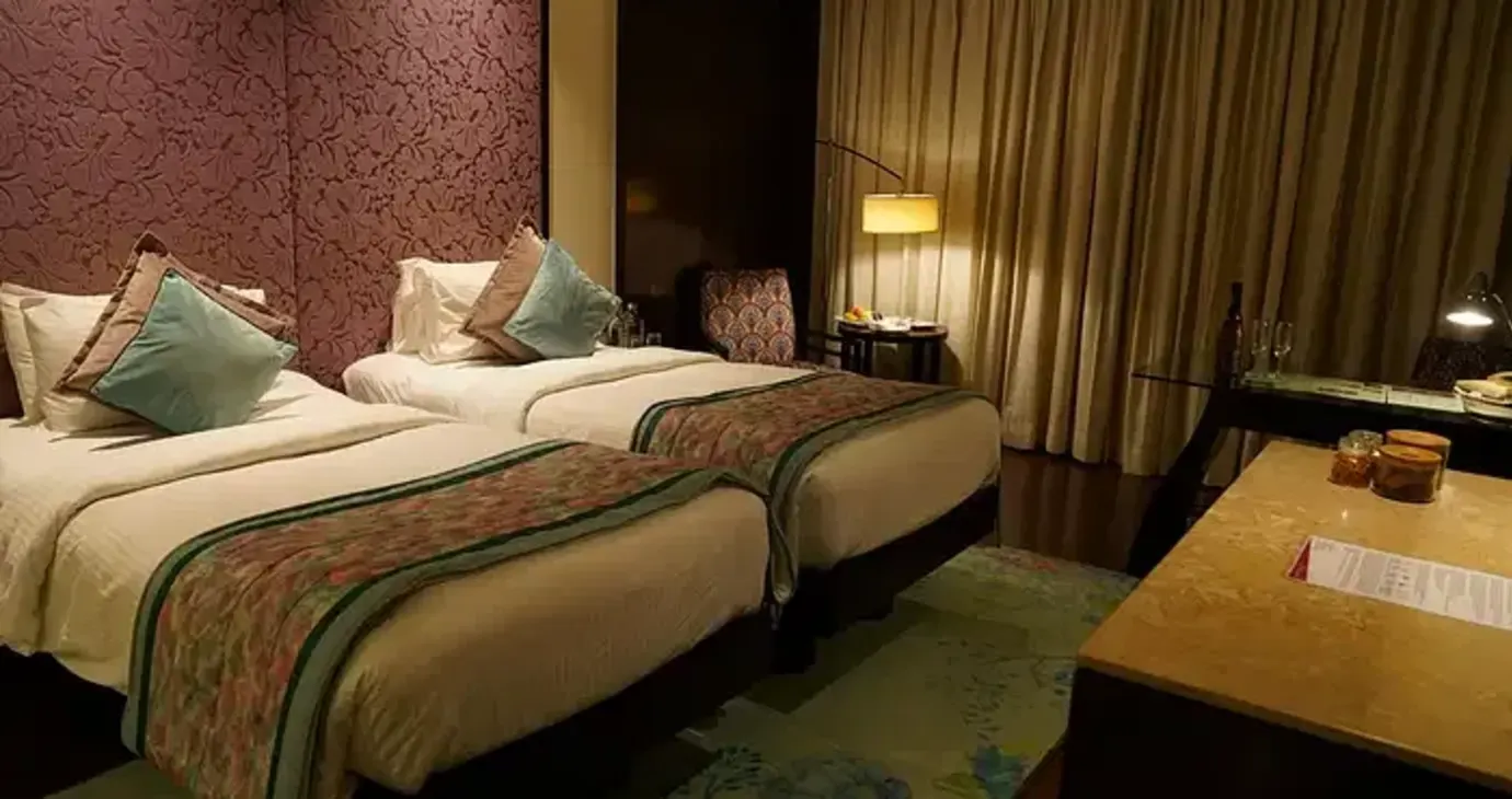 Deluxe Twin Bed with Bathtub