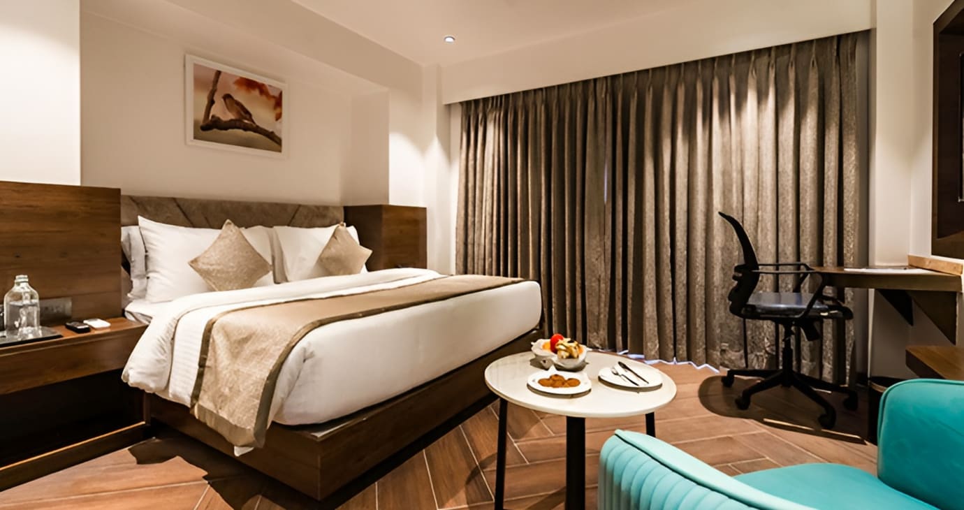 Club Room with Balcony