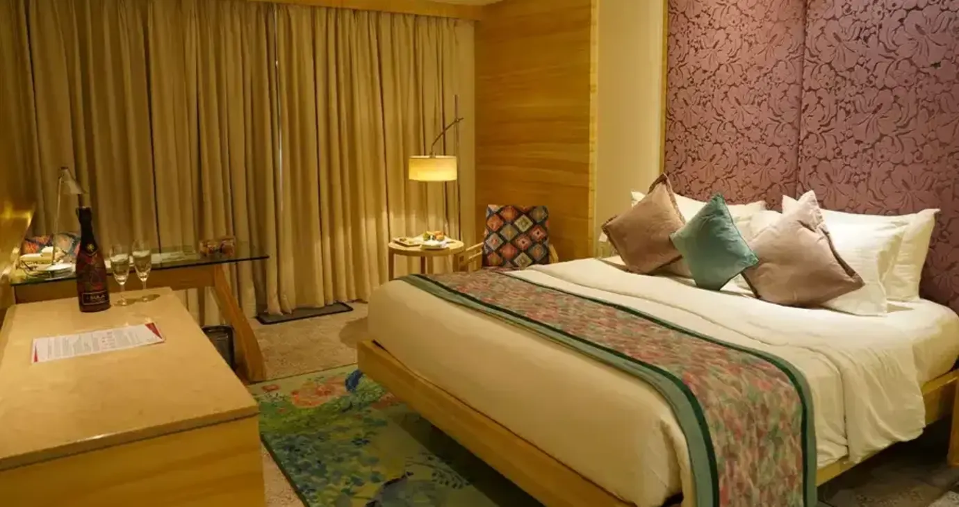 Club Room with Bathtub