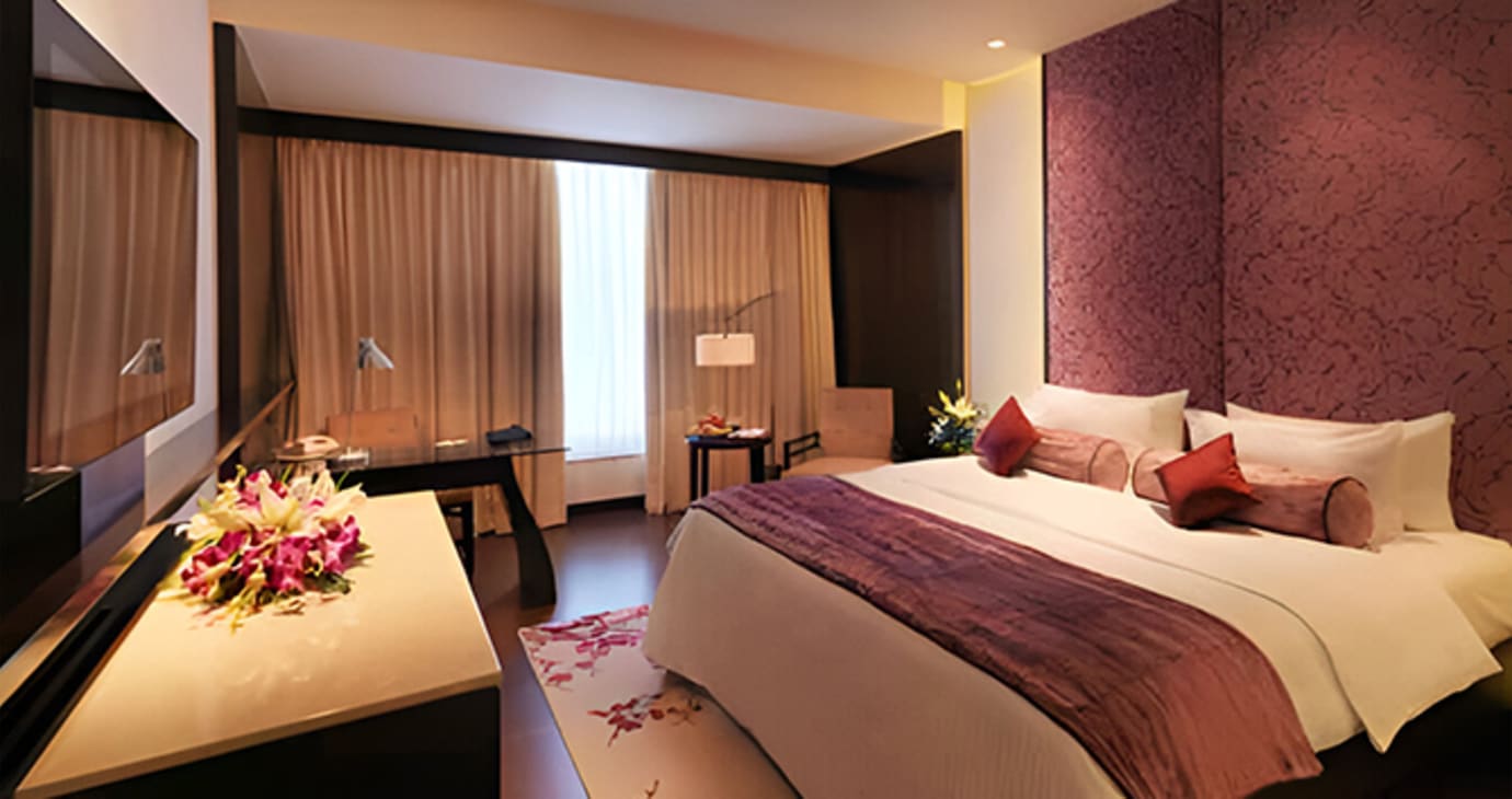Club Room with Bathtub
