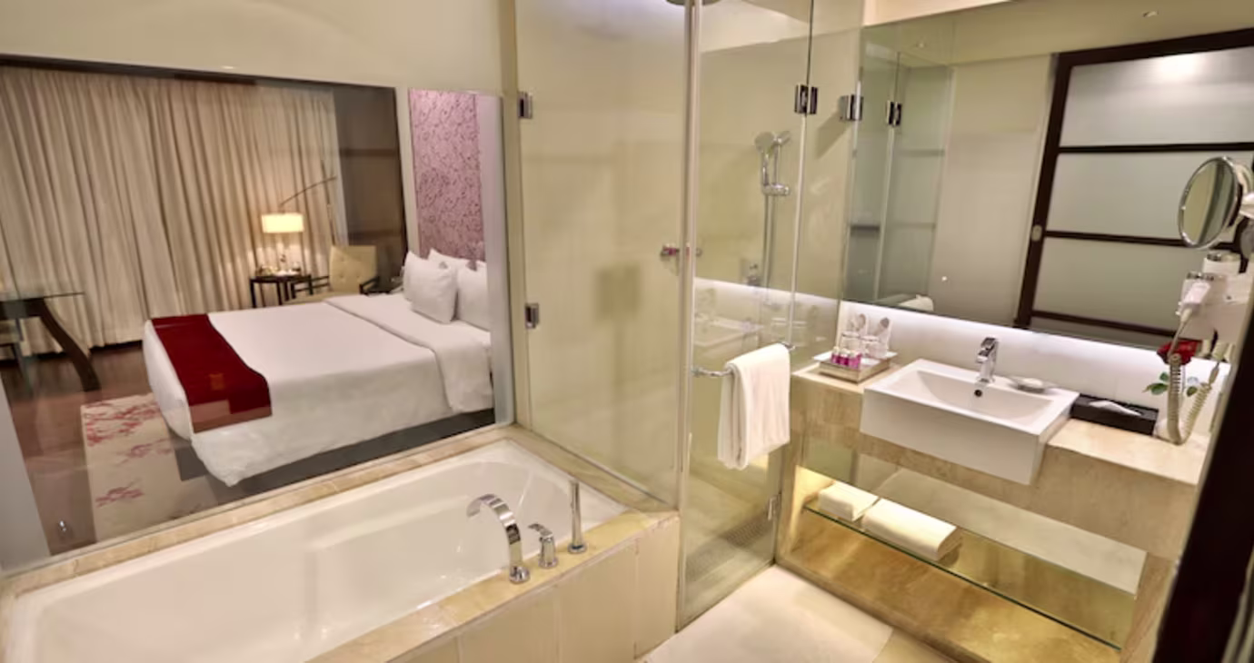 Plunge Pool King Room with Bathtub