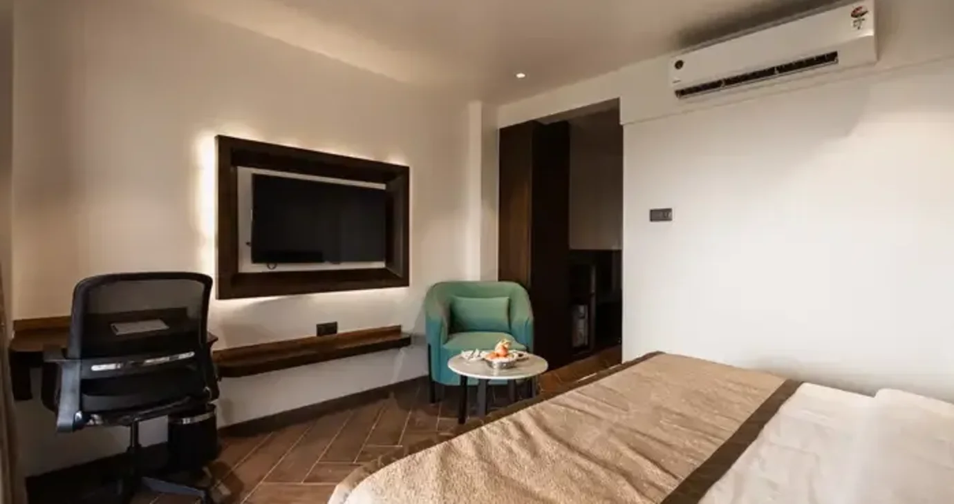 Club Room with Balcony