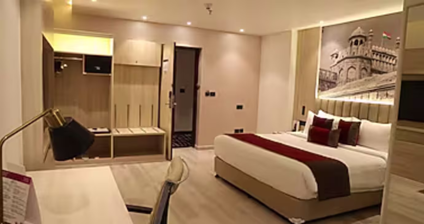 Club King Room with Balcony