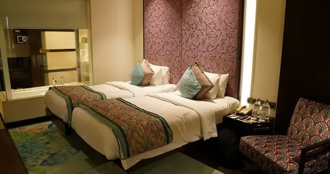 Deluxe Twin Bed with Bathtub