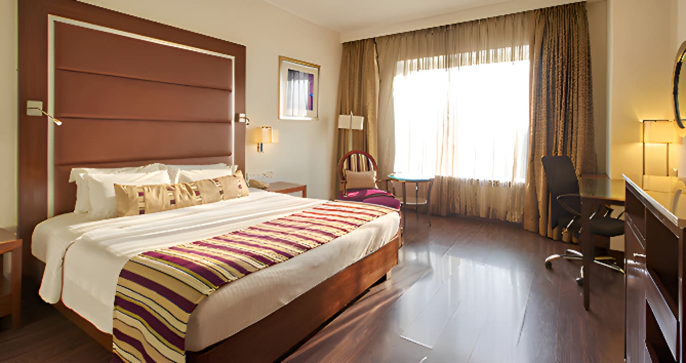 Club Room with Bathtub