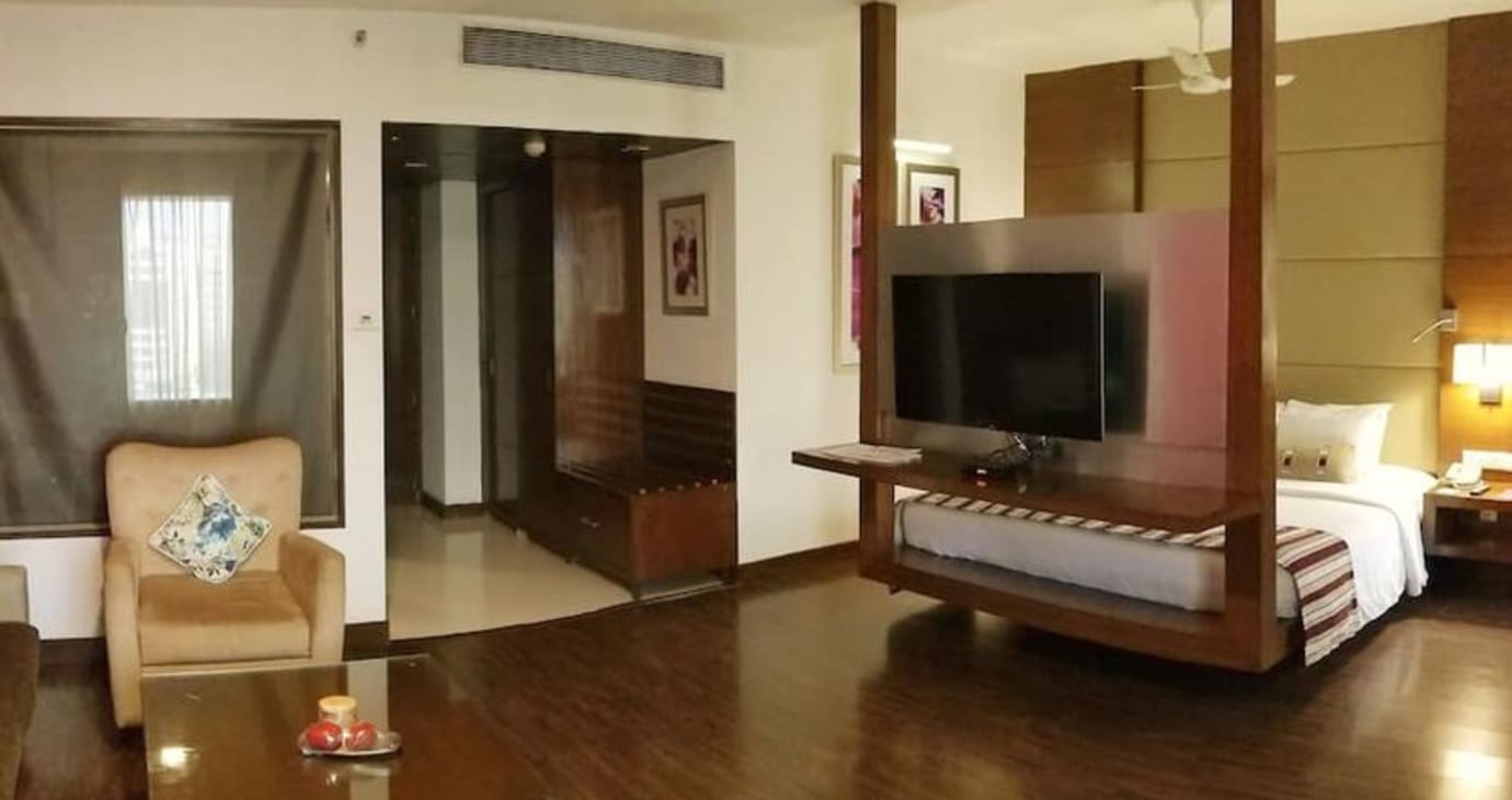 Club Room with Bathtub