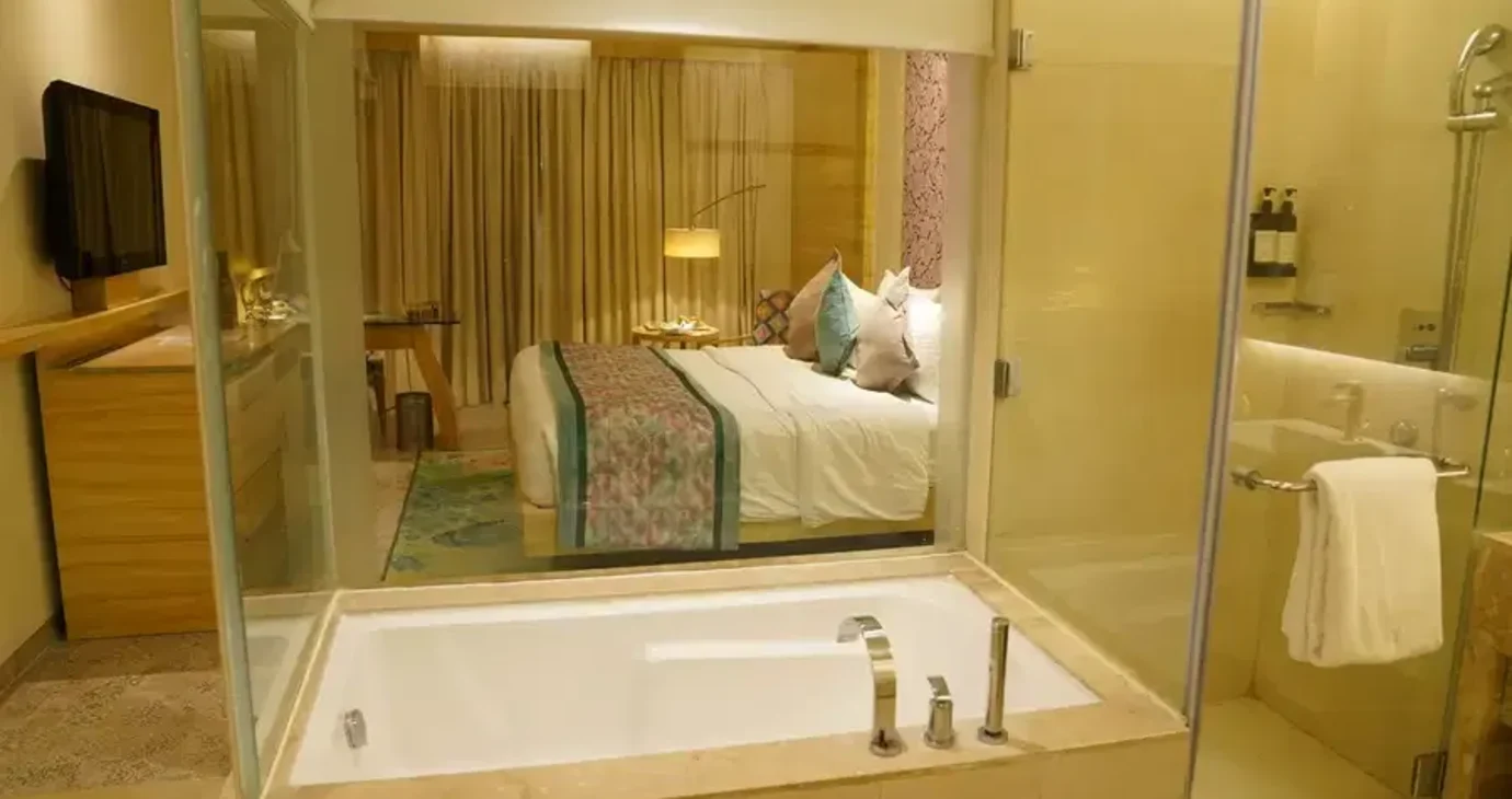 Deluxe King Bed with Bathtub