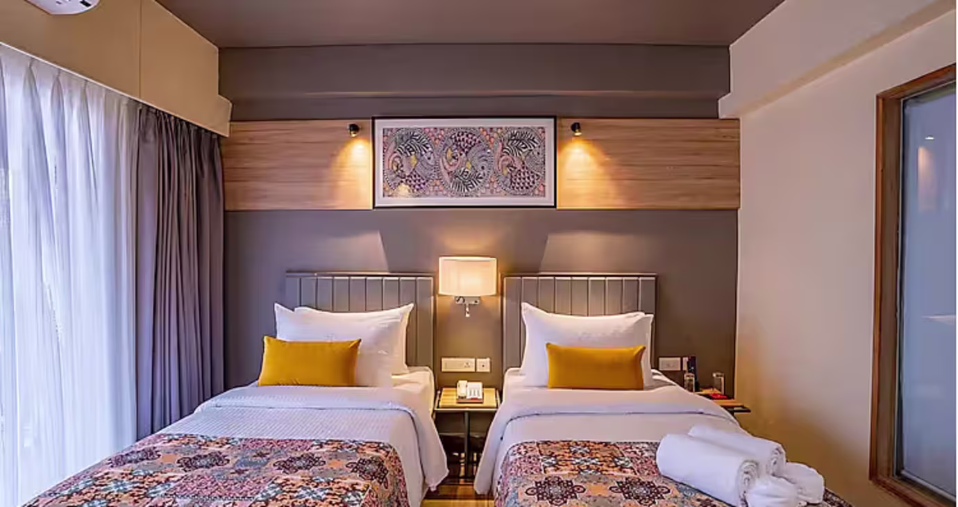 Deluxe Twin with Balcony Partial Sea View