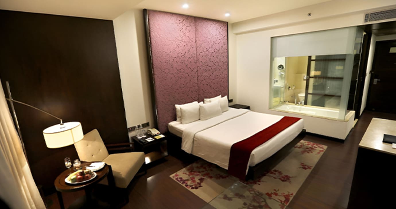Deluxe King Bed with Bathtub