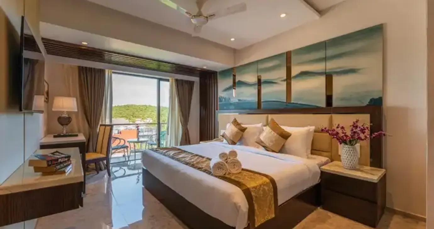 Club Room with Balcony
