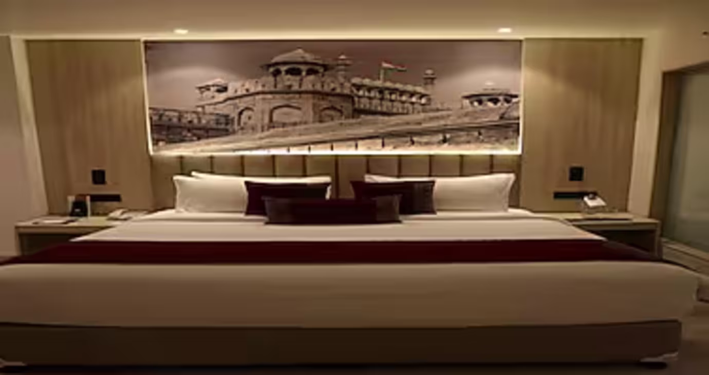 Club King Room with Balcony