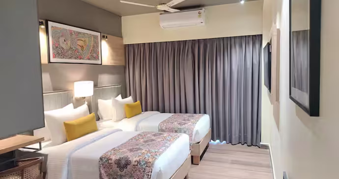 Deluxe Twin with Balcony Partial Sea View