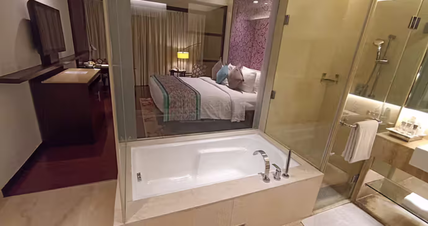 Premium king Front View with Bath Tub