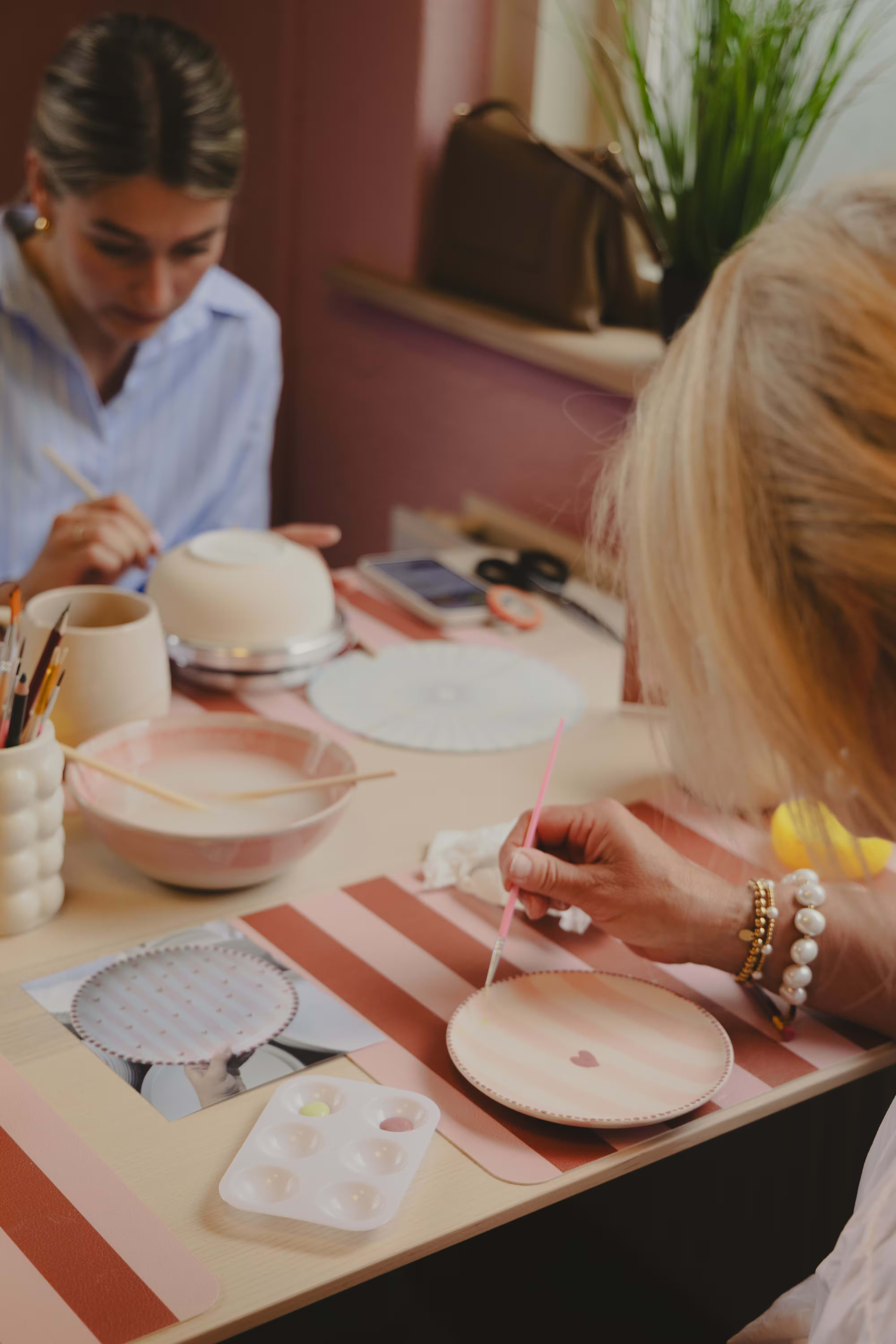 Workshop keramiek schilderen bij Blaze Creative in Ede