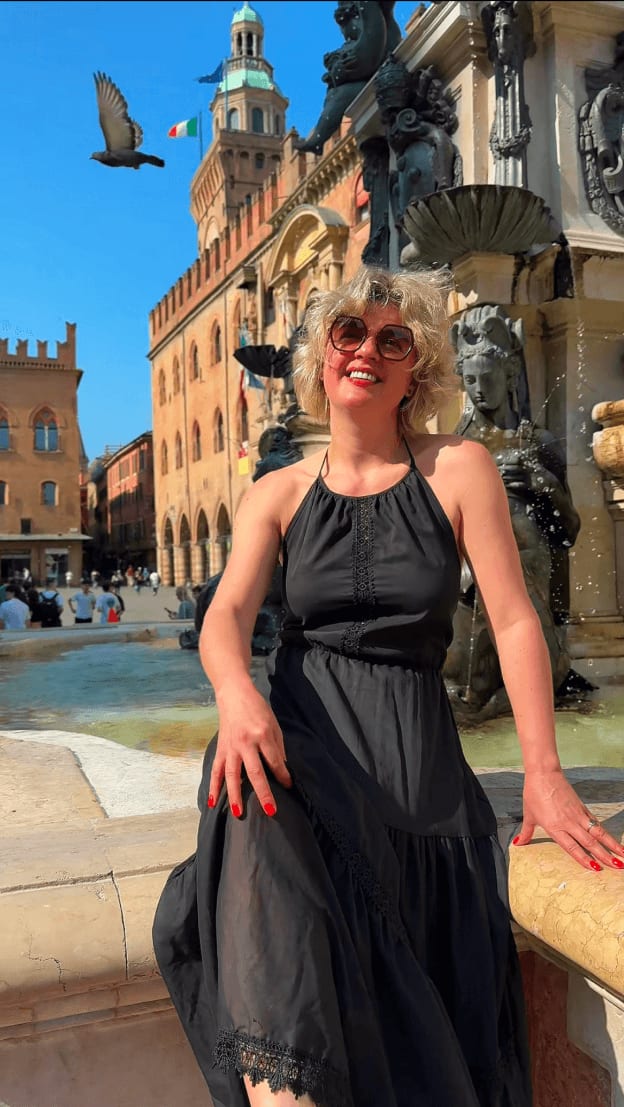 Donna davanti fontana storica a Bologna. Personal branding shooting per marketing digitale e posizionamento.