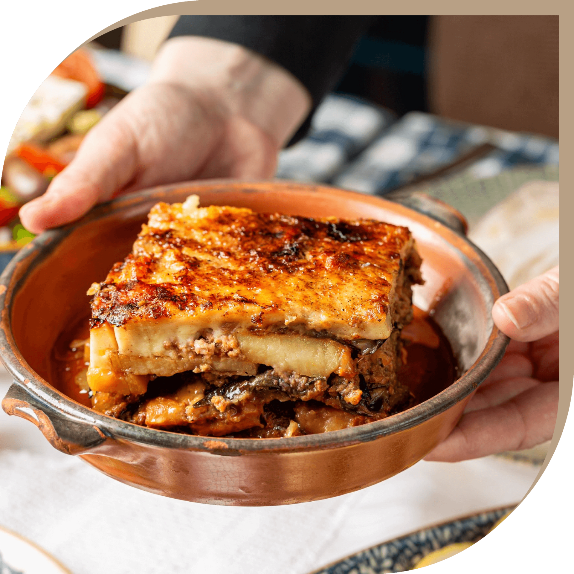 Musaka greca tradizionale, shooting fotografico professionale per sito web e marketing ristorazione.