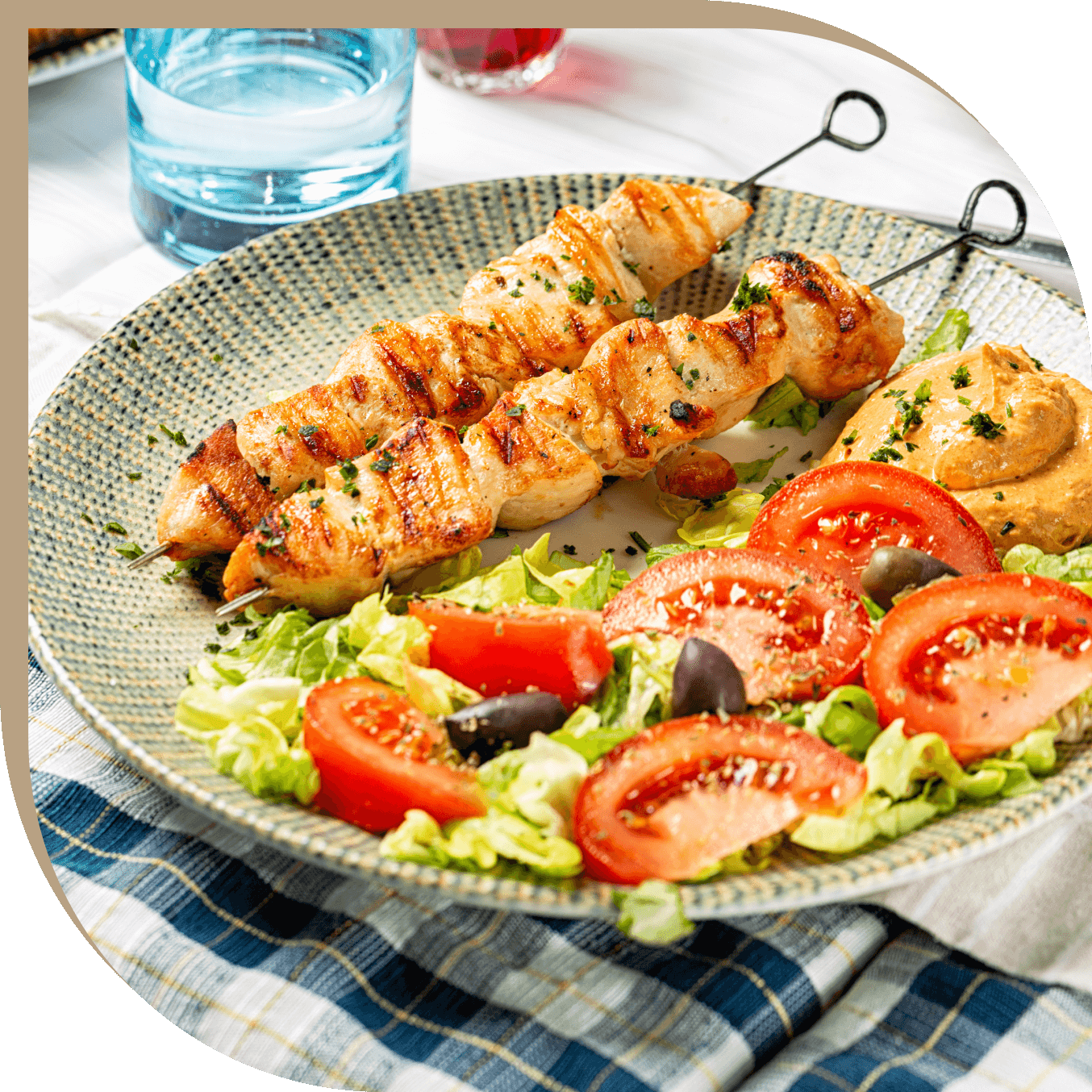 Spiedini greci con insalata fresca, content creation fotografica per branding ristorante.