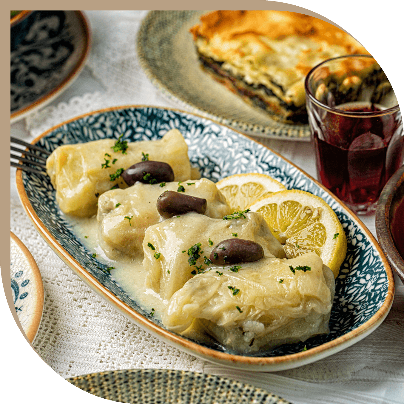 Involtini di cavolo cappuccio con limone, fotografia professionale per sito web ristorante greco Bologna.