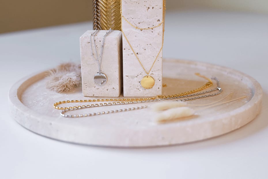 Collane oro 18K placcato e argento 925, shooting fotografico per branding e-commerce gioielli.