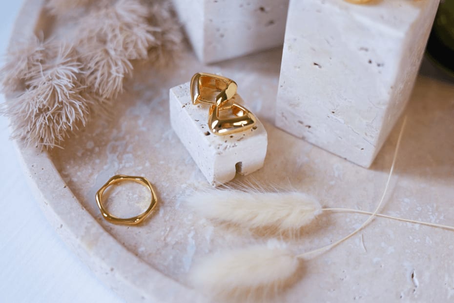 Orecchini oro con zirconi premium, content marketing e shooting per e-commerce gioielli.