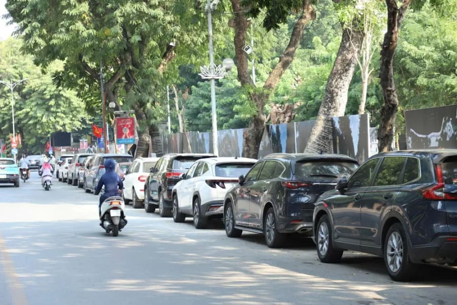 Giá gửi ô tô tăng, người dân nội đô Hà Nội xoay sở tìm chỗ đỗ xe- Ảnh 2.