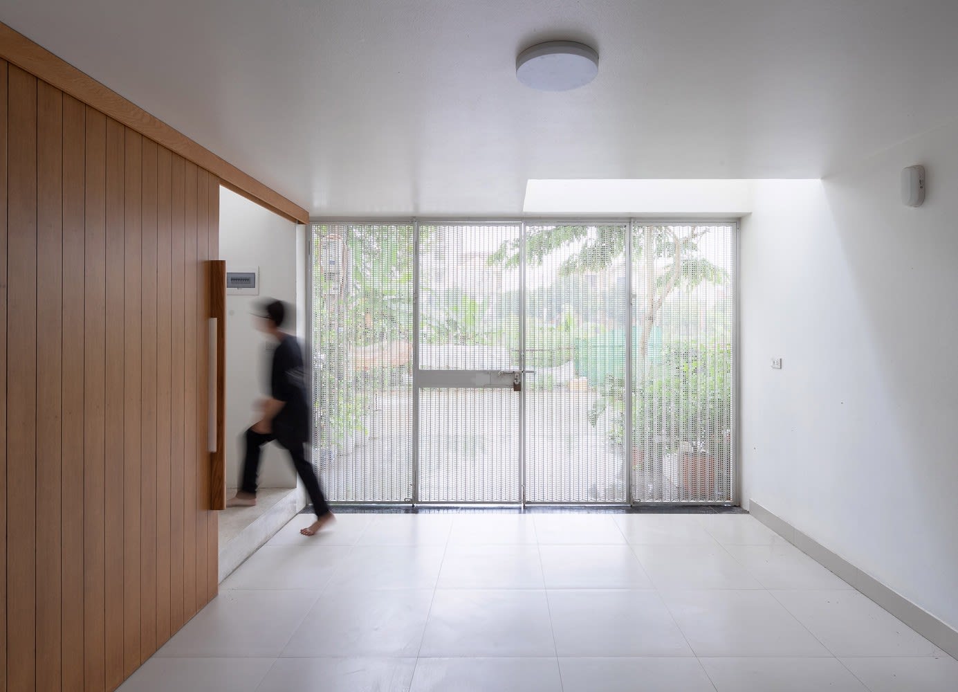 Độc lạ với nhà phố có mặt tiền gần như trong suốt - Ảnh 11. Độc lạ với nhà phố có mặt tiền gần như trong suốt - Ảnh 11.