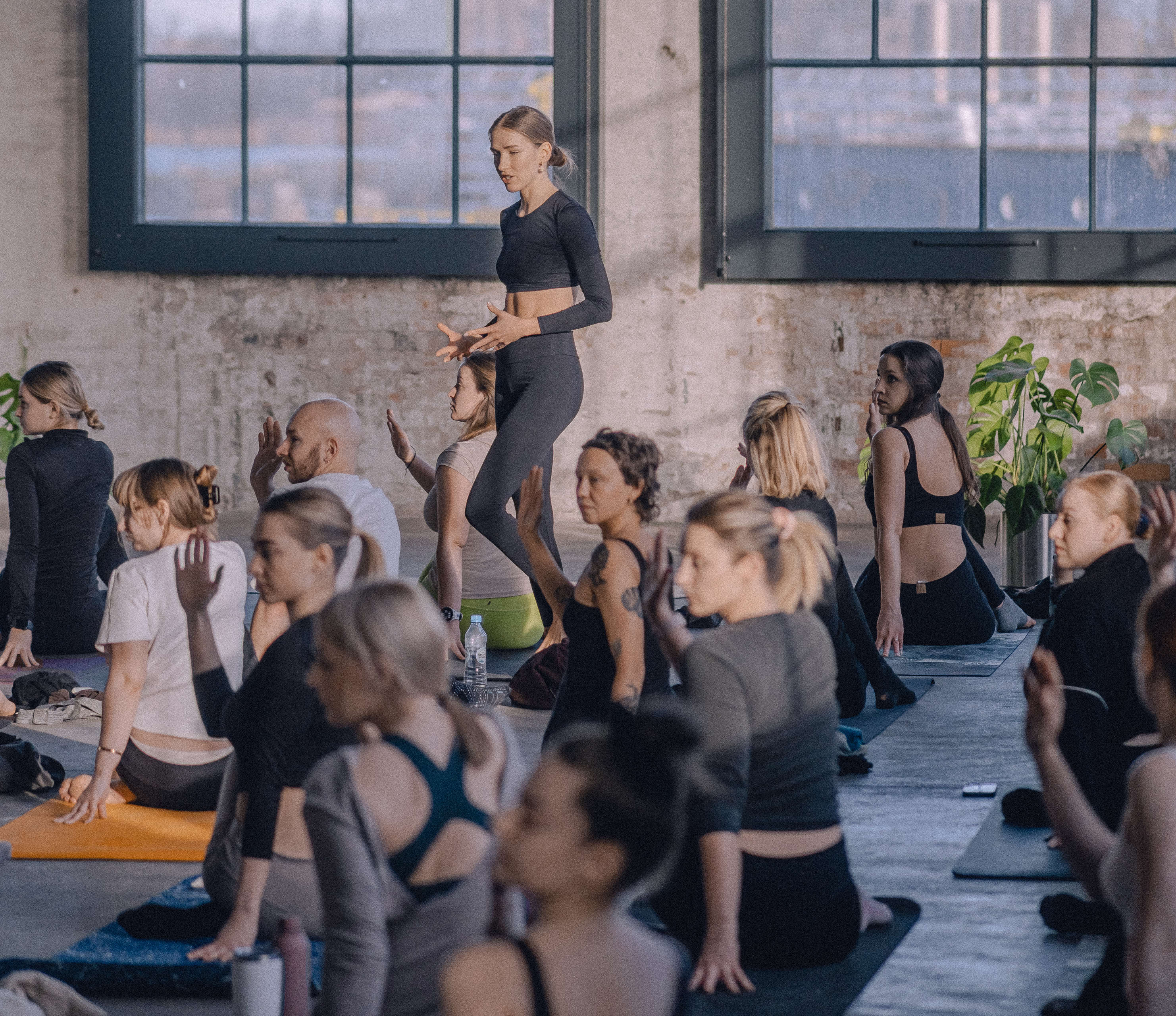 Going. | PLENUM X YOGA BREKKIE - Hale Stoczni – Plenum
