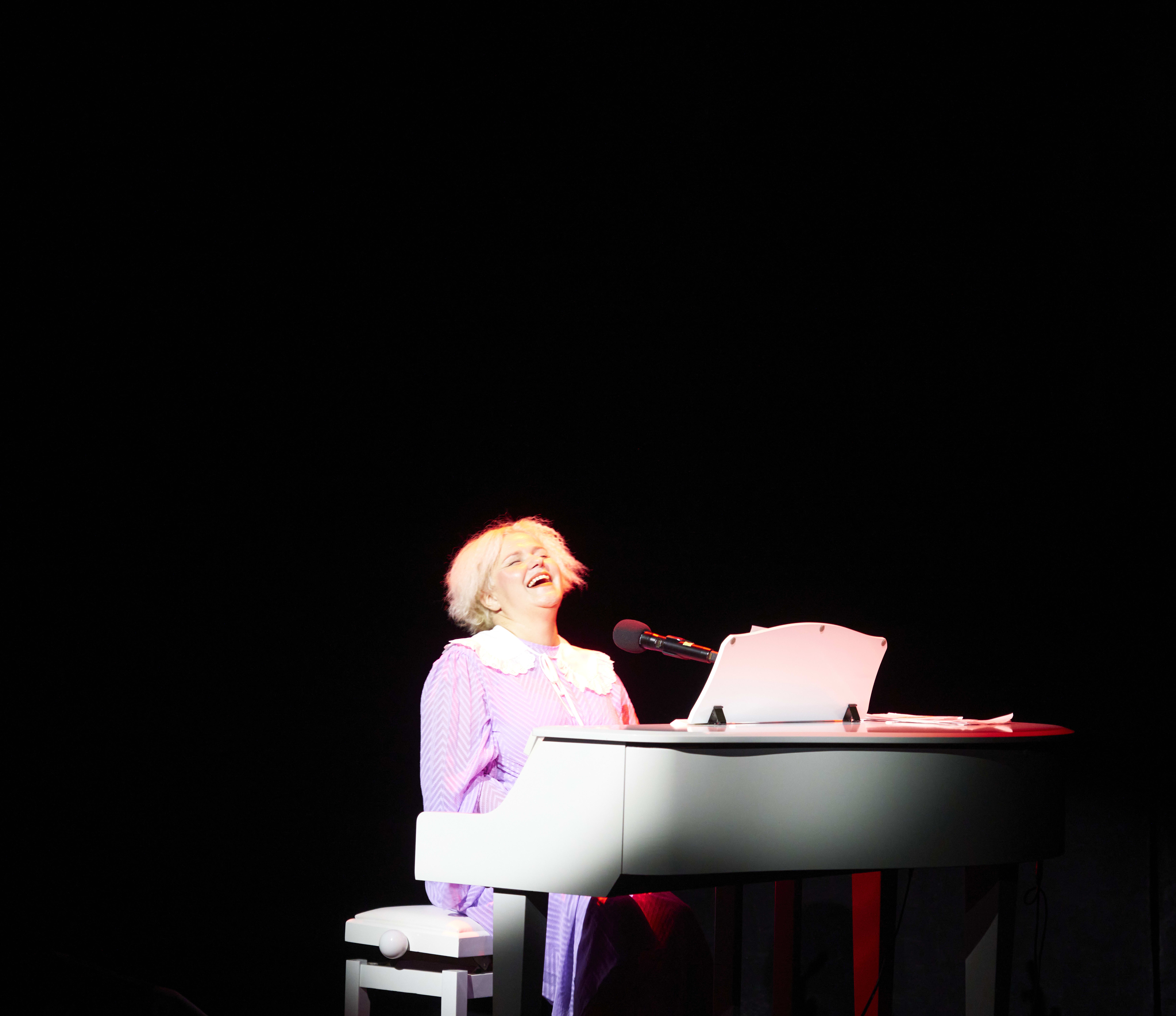 Going. | Zuzanna Wrońska Superstar KONCERT & STANDUP - DZiK