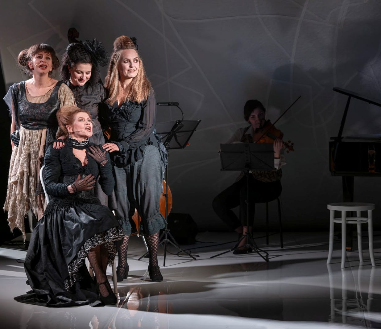 Going. | Bertolt Brecht. Uczycie nas, jak suknie się podnosi - Teatr KTO