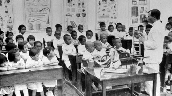 Gambar sampul untuk Seragam Sekolah di Indonesia: Jejak Sejarah yang Menyatukan