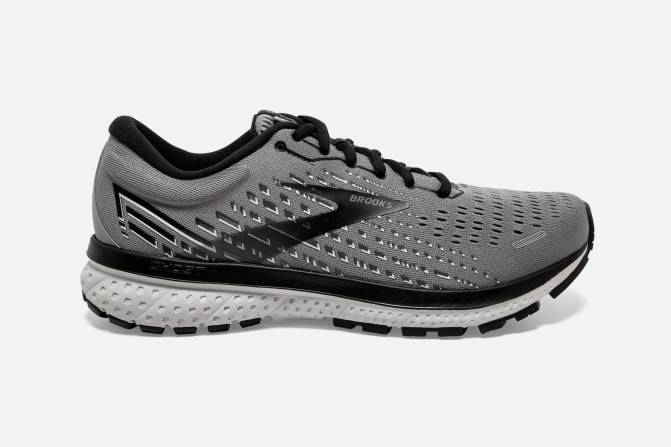 brooks sneakers black