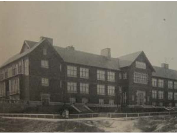 Walnut Park School shortly after opening, on newly graded ground