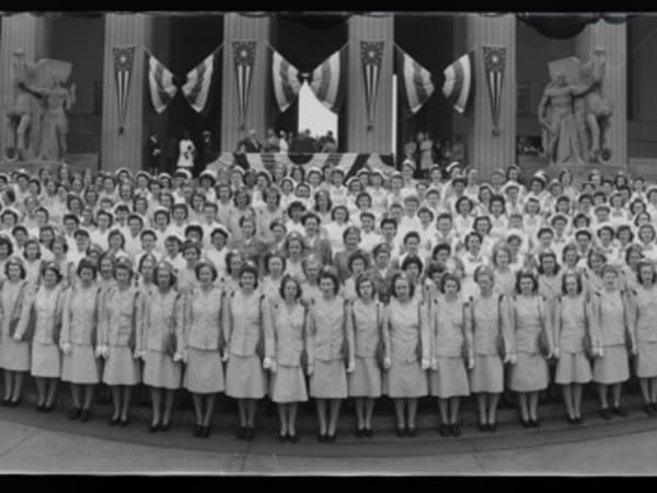 CADET NURSES IN FRONT OF SOLDIERS MEMORIAL