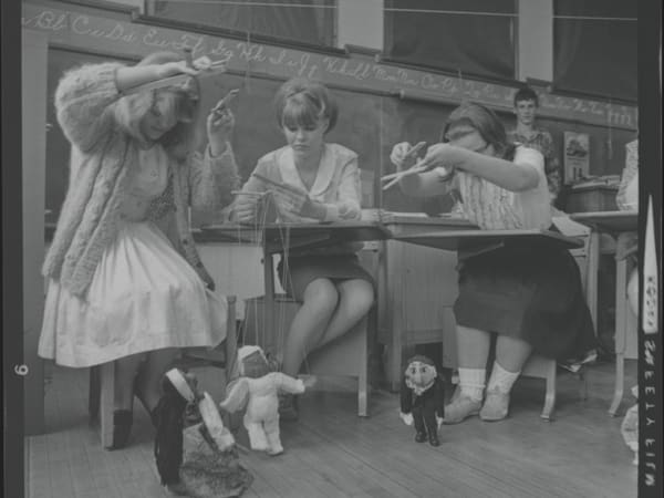 Monroe School: Puppet Show